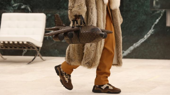 Louis Vuitton lanza bolso de 39 mil dólares con forma de avión y desata burlas