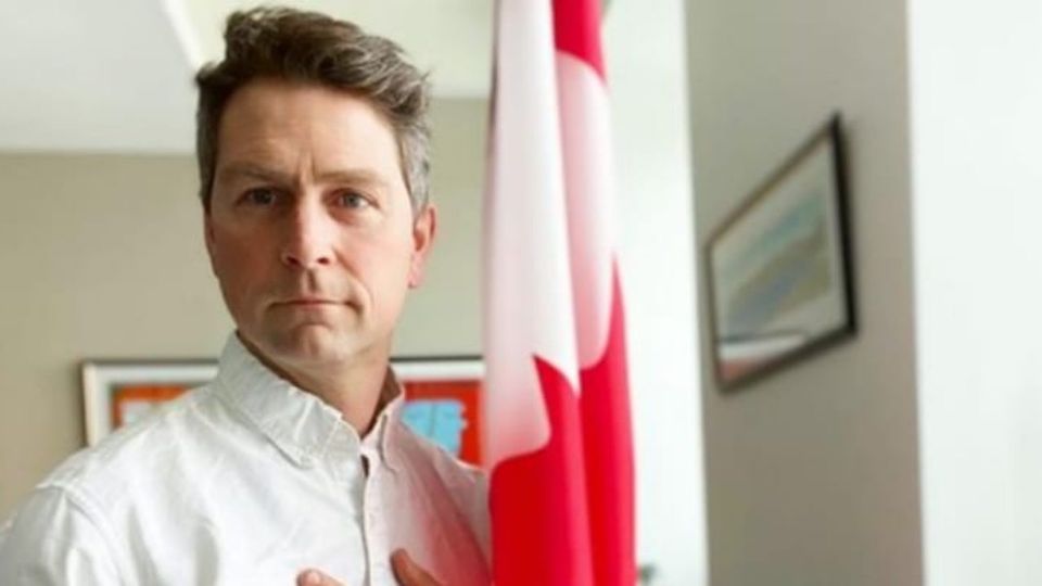 William Amos tuvo un descuido y apareció desnudo en la sesión virtual del parlamento