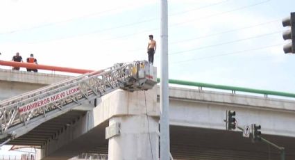 Captan en VIDEOS DRAMÁTICOS a un hombre que se avienta de puente vehicular