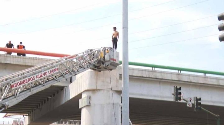 Captan en VIDEOS DRAMÁTICOS a un hombre que se avienta de puente vehicular