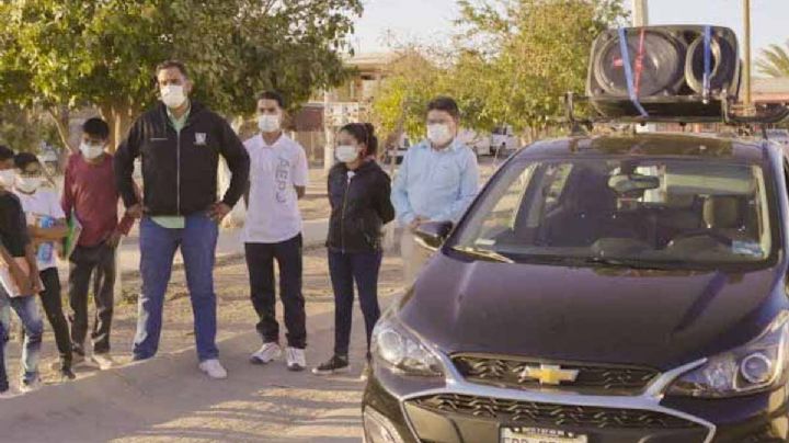 Regalan vehículo a profesor que daba clases con altavoces durante pandemia