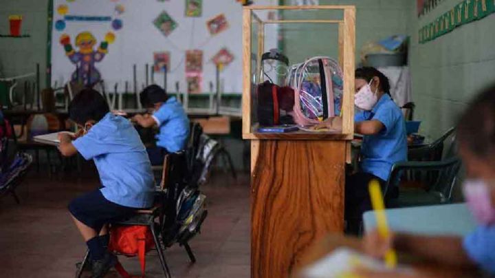 ¡Amor de Padre! Fabrica especial pupitre para proteger a su hija del Covid