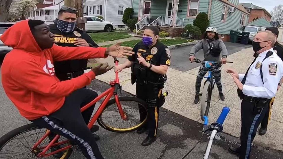 El joven de color fue arrestado por traer 'licencia para manejar bicicleta'