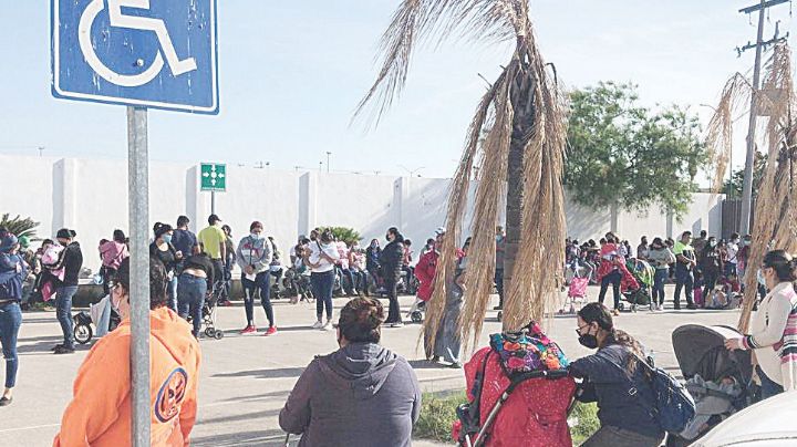 Hacen fila por horas para vacunar niños