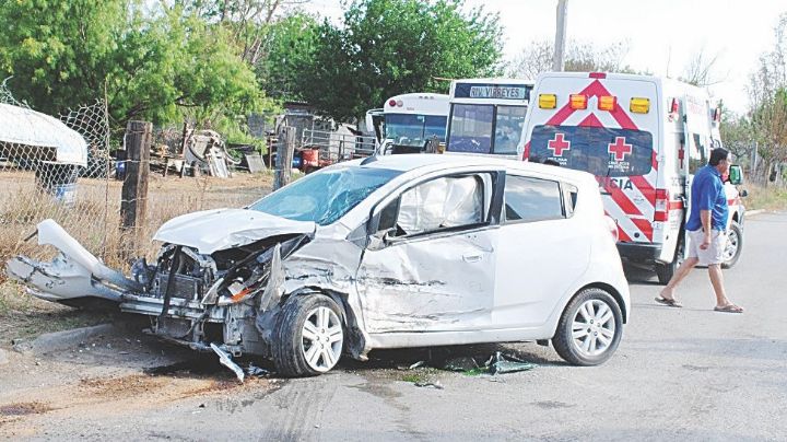 Embiste urbano el auto de pareja