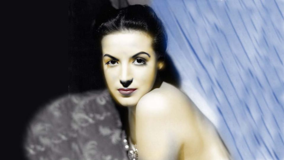 Foto de María Félix joven posando