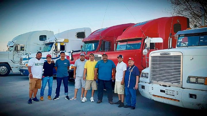 Exhiben choferes de 'Adictos a la Nocturna' potentes unidades