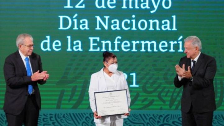 Día de la enfermera: AMLO dio reconocimientos a la labor del personal médico