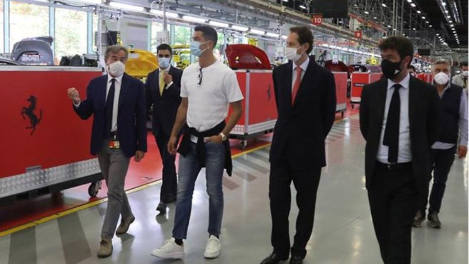 Cristiano Ronaldo, visitando las instalaciones de Ferrari y su linea de ensamblaje.