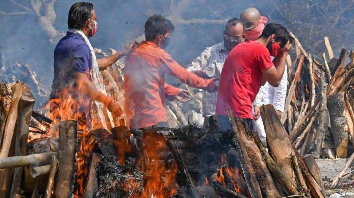 Coronavirus en India: Encuentran cuerpos enterrados a orillas del río Ganges