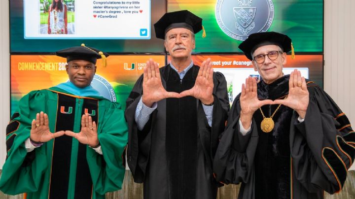 Vicente Fox recibe Honoris Causa... de su ex secretario de Salud