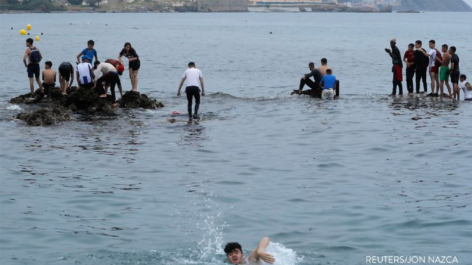 Nadando contra viento y marea, miles de migrantes intentan cruzar la frontera.