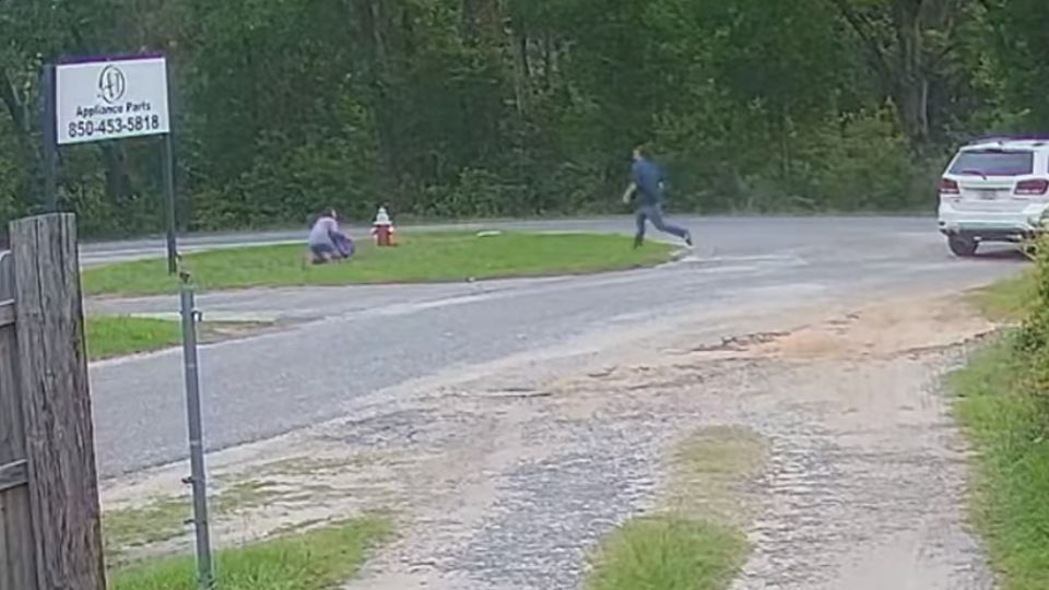 Al percatarse del hombre, la menor tomó sus cosas para evitar su secuestro.