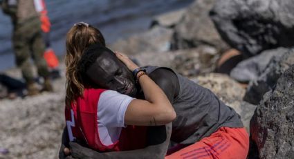 “El abrazo” que desató admiración e insultos racistas contra la voluntaria de la Cruz Roja