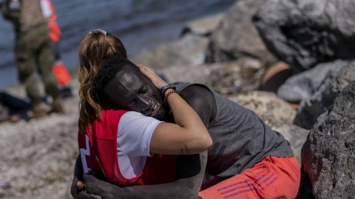 “El abrazo” que desató admiración e insultos racistas contra la voluntaria de la Cruz Roja