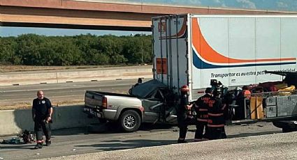 Se incrusta camioneta en parte trasera de un trailer: chofer la libra pero está grave