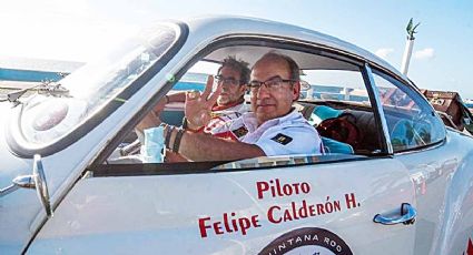 Participa Felipe Calderón en rally y choca su auto clásico