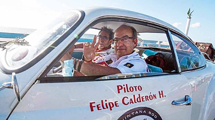 Participa Felipe Calderón en rally y choca su auto clásico