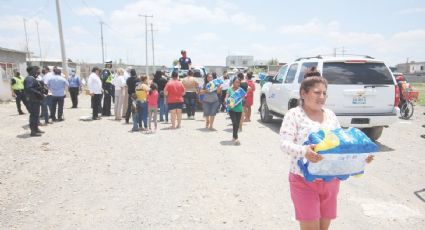 Obligan a entregar botellas con agua donada por ciudadanos de Laredo, Texas