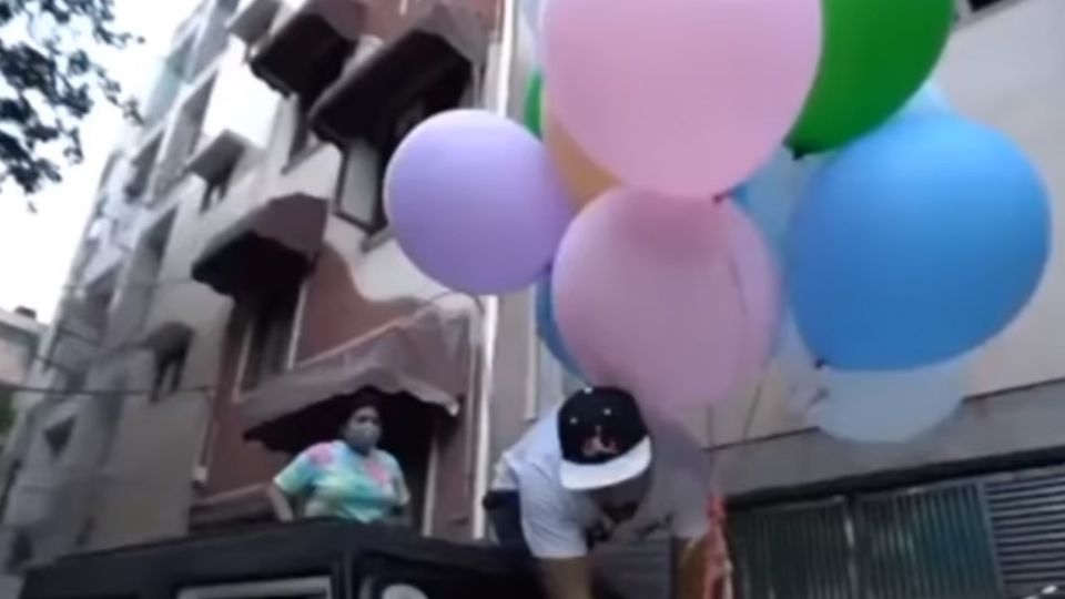 Amarra globos de hidrógeno a su perrita