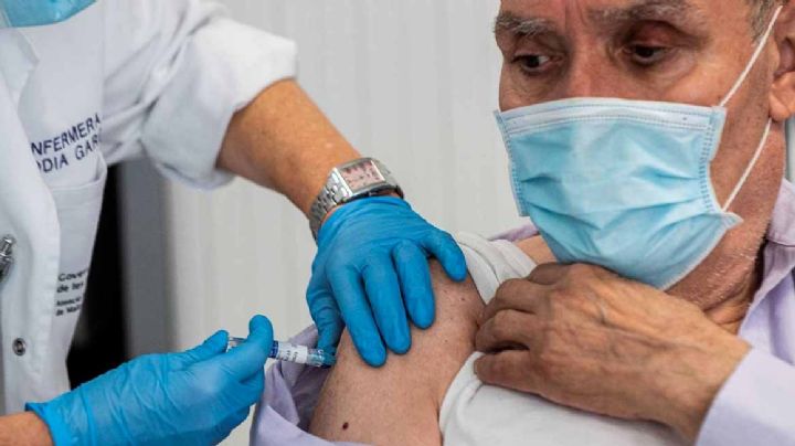 Reino Unido aplicará tercera dosis de la vacuna covid para mayores de 50 años