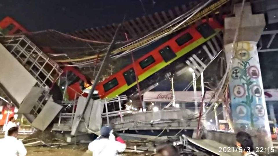 La estructura colapsó junto con un vagón del metro