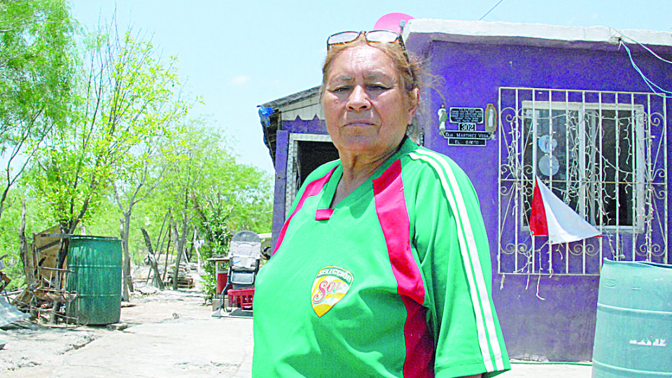 La señora Lucía Vega manifestó que estuvo sin agua ocho días después de la tormenta, regresó y se volvió a ir el suministro de agua potable en su domicilio.