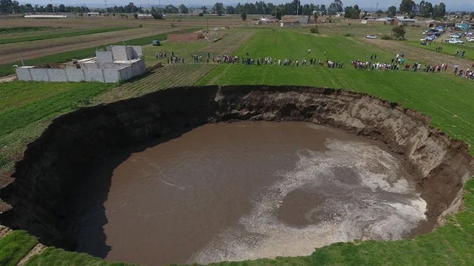 Socavón de 100 metros se abre en Puebla.