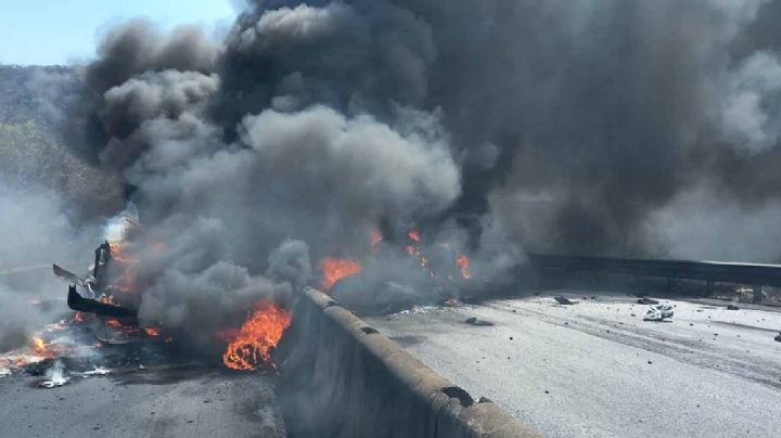 Tráiler CHOCA contra muro de contención y provoca INCENDIO en autopista