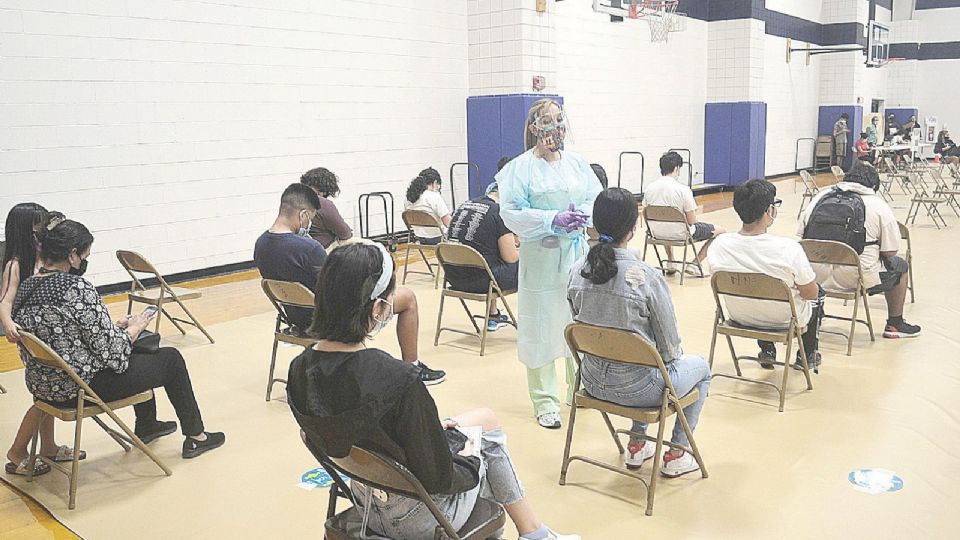 Personas esperan su turno para ser vacunados contra el coronavirus en La Arena de Laredo, Texas.