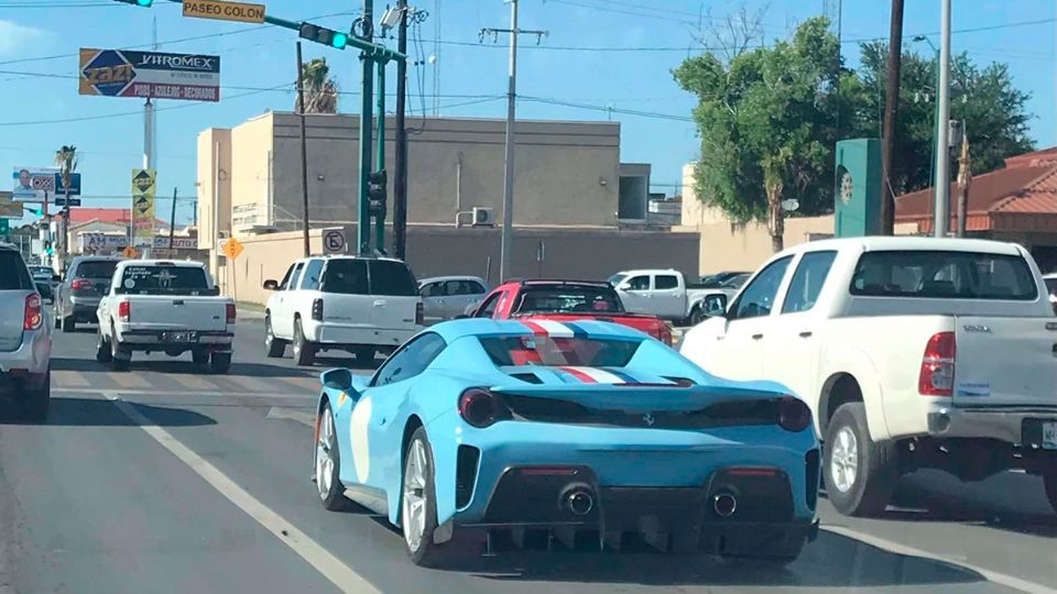 Este viernes, en redes sociales circularon imágenes de un automóvil Ferrari que paseaba por las calles de Nuevo Laredo.