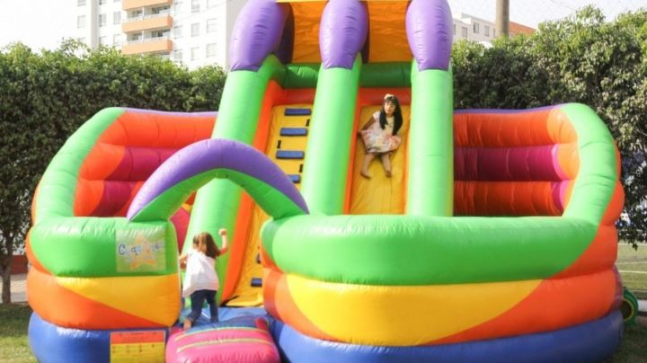 ¡TRÁGICO VIDEO! Niñas salen volando a 8 metros de altura de un inflable por fuertes vientos