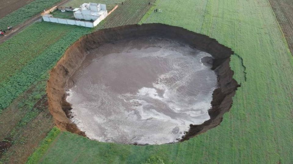 El socavón en puebla visto desde el aire. Ya alcanza los 60 metros de diámetro.
