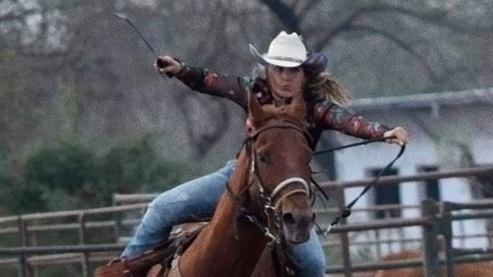 Alejandra Paola González Vela y su caballo 'Muñeco', van con todo en este 2021.