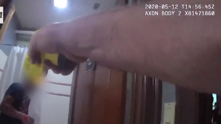 Menor migrante recibe descarga eléctrica por parte de un policía en Texas