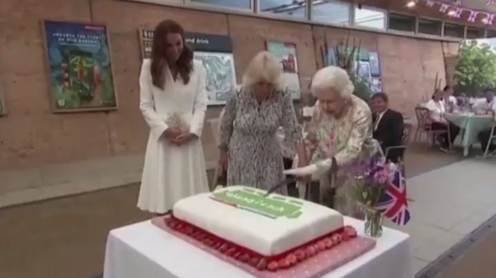 ¡MOMENTO INCÓMODO! La reina Isabel II sorprende al partir pastel con una espada: VIDEO