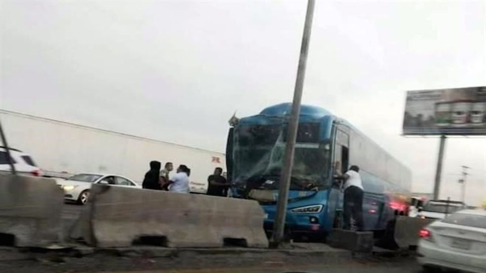 HAITIANOS que viajaban en un autobus con rumbo a Laredo, se estrellaron esta mañana