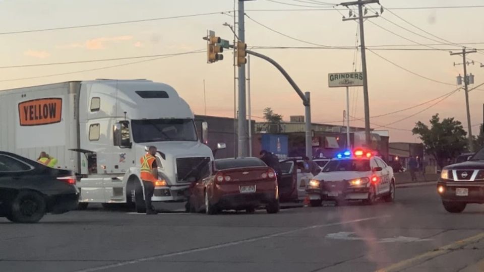 Un niño de 9 años choca contra un camión de carga.