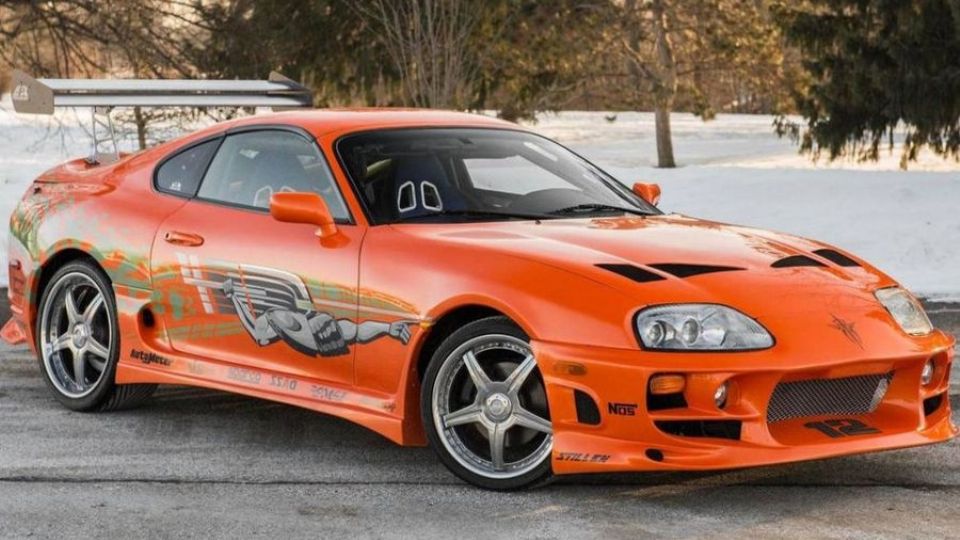 Cuenta con un motor 2JZ-GTE, el más famoso de Japón.