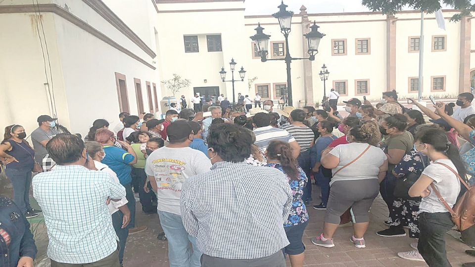 Los vecinos hicieron reclamos a la puerta de la presidencia municipal de Nuevo Laredo.