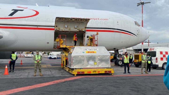 Más de 500 mil vacunas covid Pfizer llegaron al aeropuerto de México