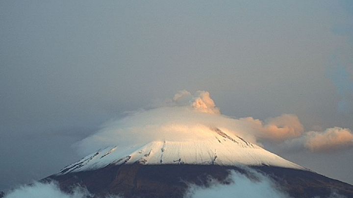 FOTOS: Impresionantes imágenes del Popocatépetl; amanece con un cono de nieve