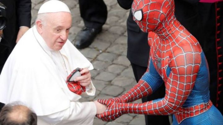 Sorprende visita de Spiderman en el Vaticano para saludar al Papa Francisco