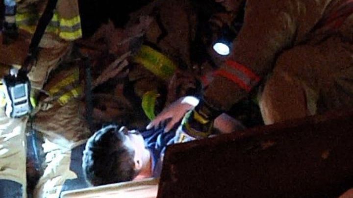 MIAMI FOTOS + VIDEO: Milagroso rescate de un niño con vida tras derrumbe de un edificio residencial