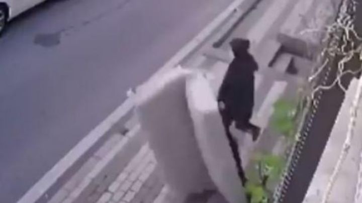 VIDEO: "Llueve" un sillón del cielo y casi aplasta a una mujer