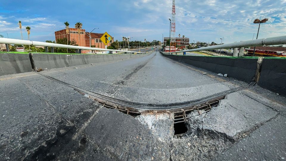 Entre las placas se abrió un hueco enorme que atraviesa todo el concreto