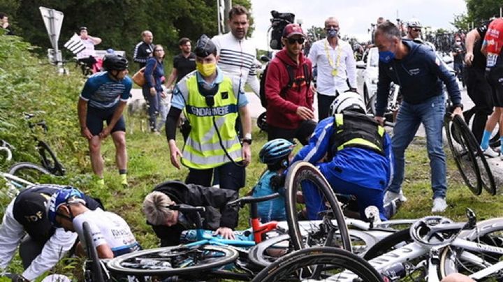 VIDEO: Espectadora provoca terrible accidente en Tour de Francia; enfrenta 1 año de cárcel