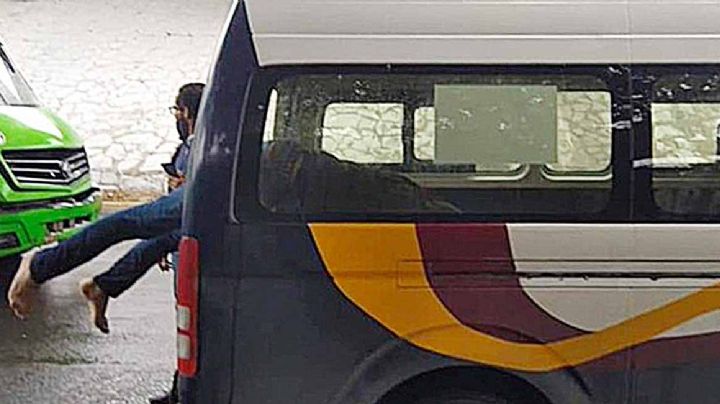 Motociclista choca a combi y termina incrustado en ella