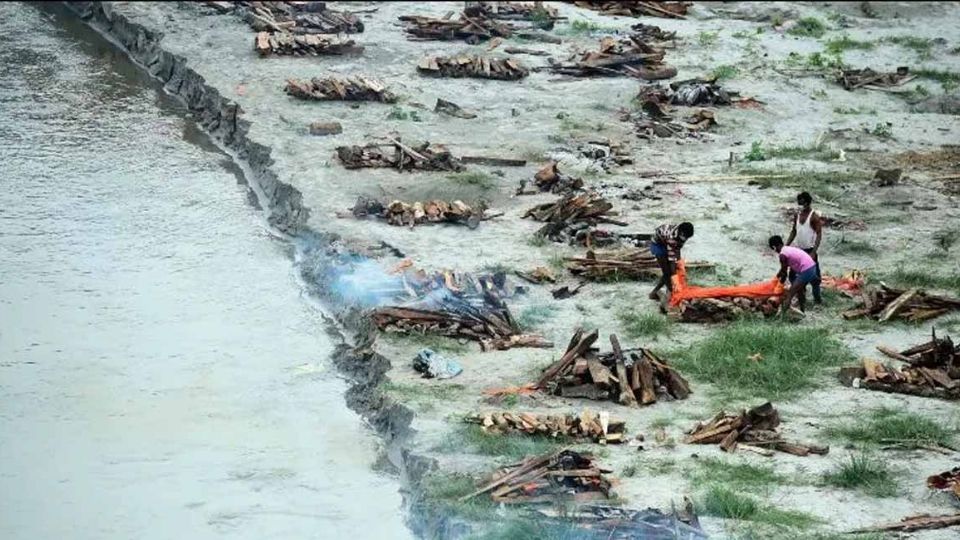 CIentos de cadáveres fueron desenterrados por la crecida de las aguas