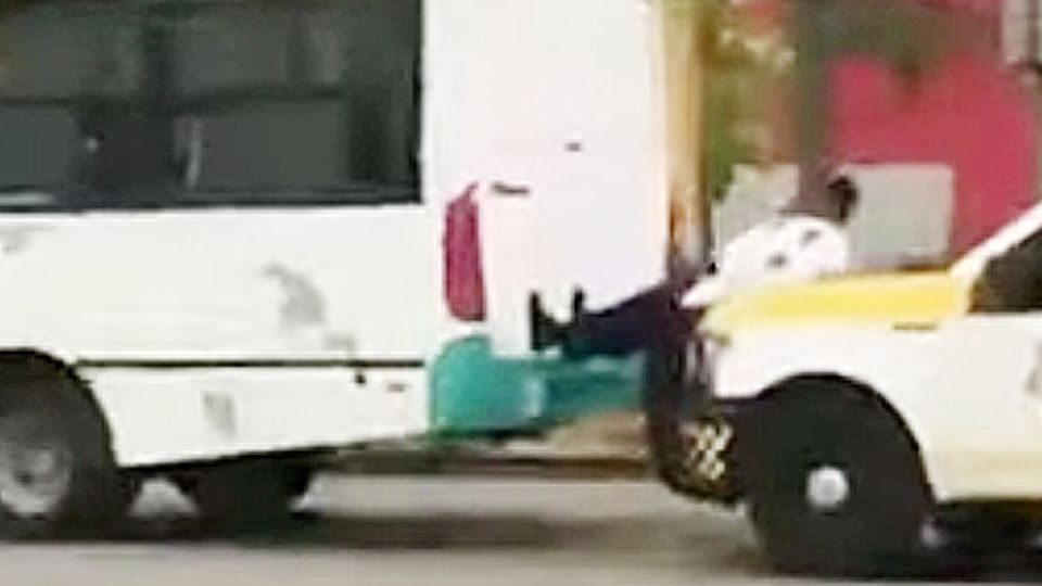 El elemento de seguridad hizo gala de su fuerza empujando el pesado camión